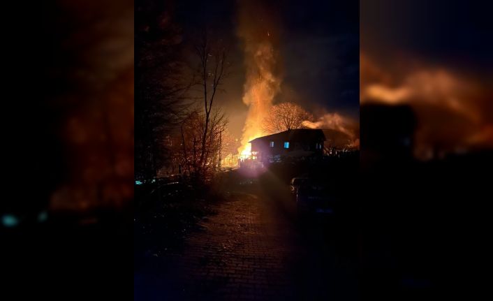 Yaşlı kadının tek başına yaşadığı ev yanarak kül oldu