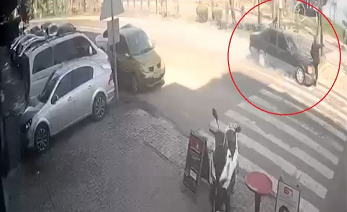 Yaya geçidinde otomobilin çarptığı yaşlı adam ağır yaralandı: Kaza anı kamerada