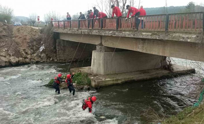 Yeğenini öldüren zanlının silahı Kocasu Çayı’nda aranıyor