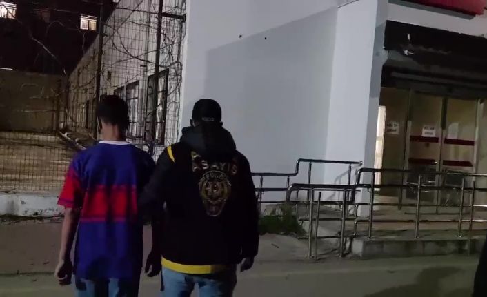 Yer Adana:16 yaşındaki şüpheliler, 4 kişiyi gasp edip 2 öğrenciyi bıçakladı