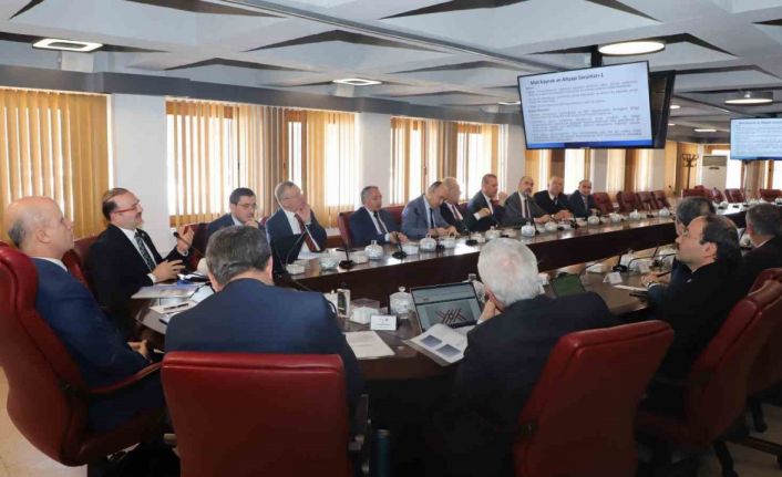 YÖK Başkanı Özvar ile 16 üniversitenin rektörü Atatürk Üniversitesi ev sahipliğinde bir araya geldi