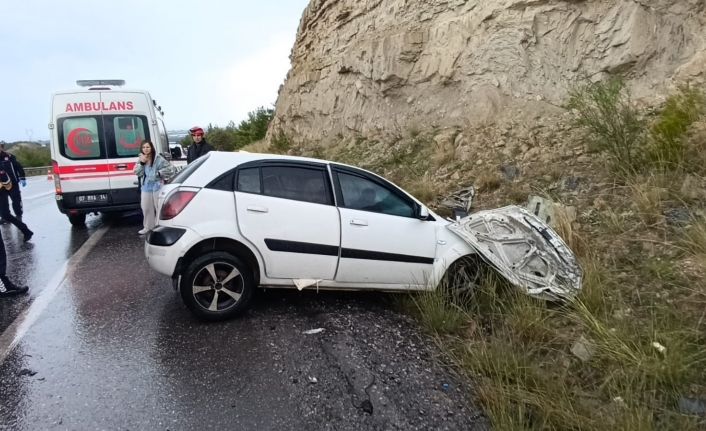 Yolcu otobüsü otomobille çarpıştı: 2 ölü