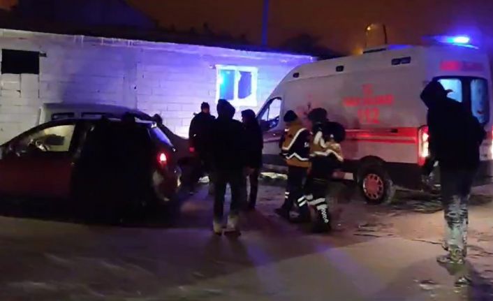 Yolu kapanan köyde mahsur kalan hasta için ekipler seferber oldu