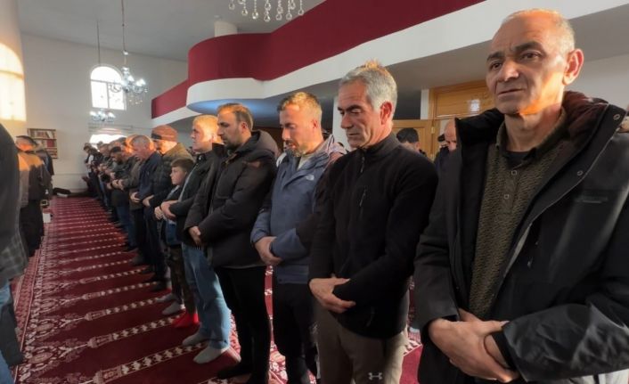 Yüksekova’da bayram namazında vatandaşlar camileri doldurdu