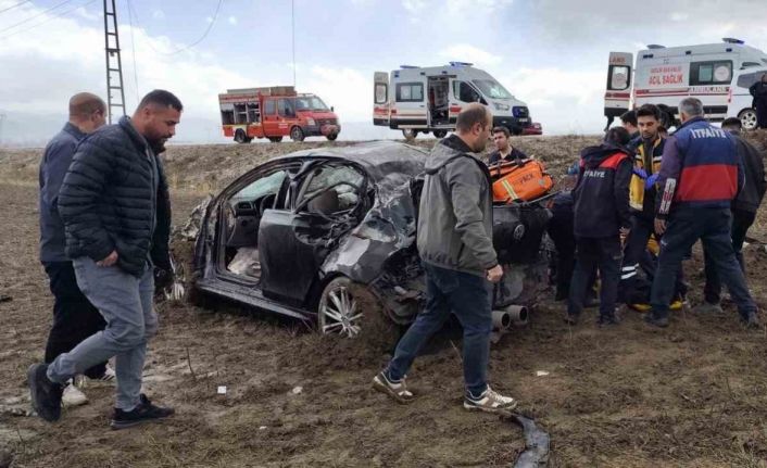 Yüksekova’da otomobil direğe çarptı: 1 ölü, 3 yaralı