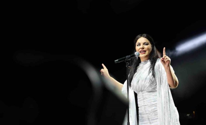 Zara sesi ve şarkılarıyla Antalyalıları büyüledi