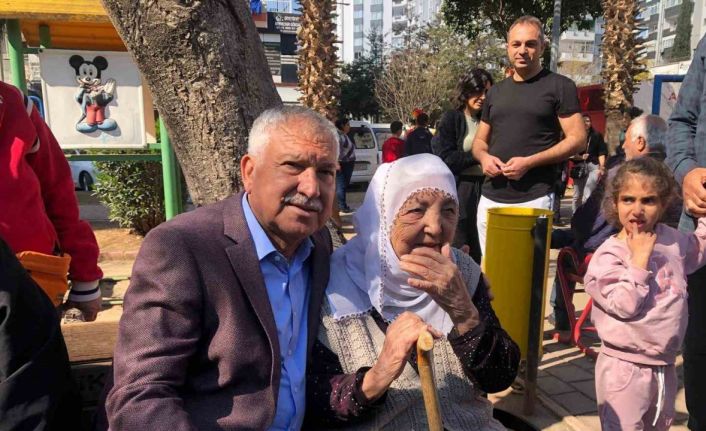 Zeydan Karalar ve eşi Nuray Karalar, CHP’nin Cumhurbaşkanı adayını belirlemek için oy kullandı