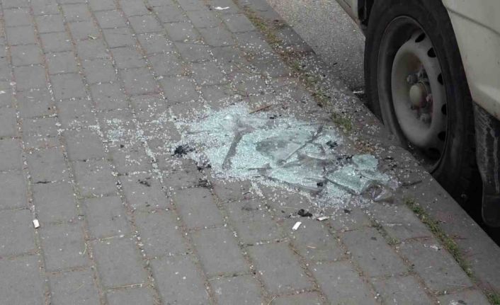 11 kere evin camını kırdı, yetmedi abisinin aracını yakmaya çalıştı..