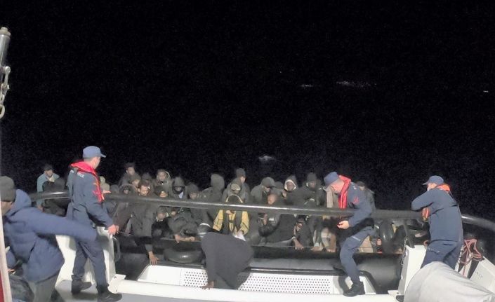 46 düzensiz göçmen lastik botta yakalandı