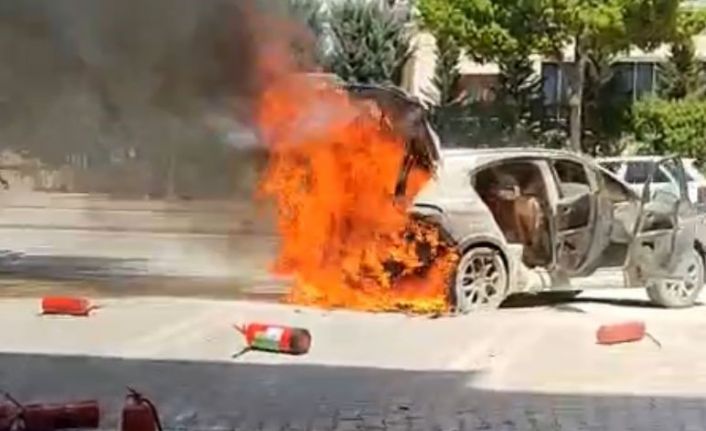 Açık bırakılan kablolar otomobili yaktı