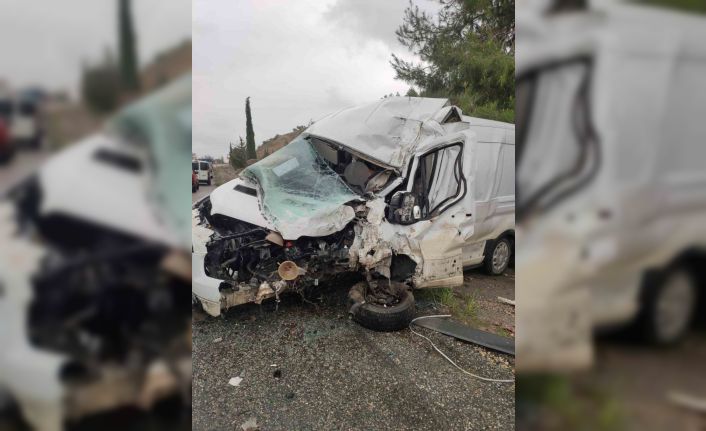 Adıyaman’da kamyon ile minibüs çarpıştı: 1 ölü