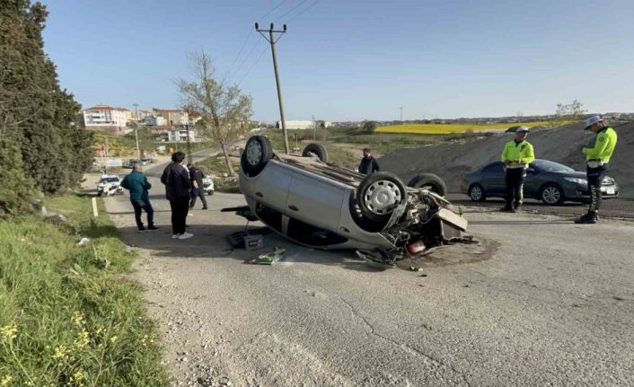 Ağaca çarpan otomobil takla attı