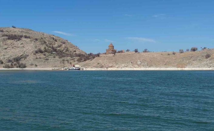 Akdamar Adası’da bayram tatili yoğunluğu