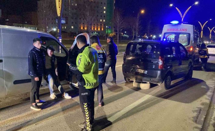 Aksaray’da 2 hafif ticari araç çarpıştı: 1 yaralı