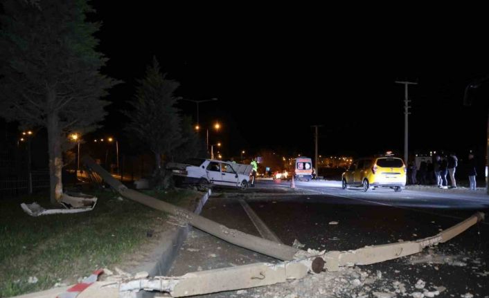 Alkollü sürücü önce araca, sonra da aydınlatma direğine çarptı: 1 yaralı