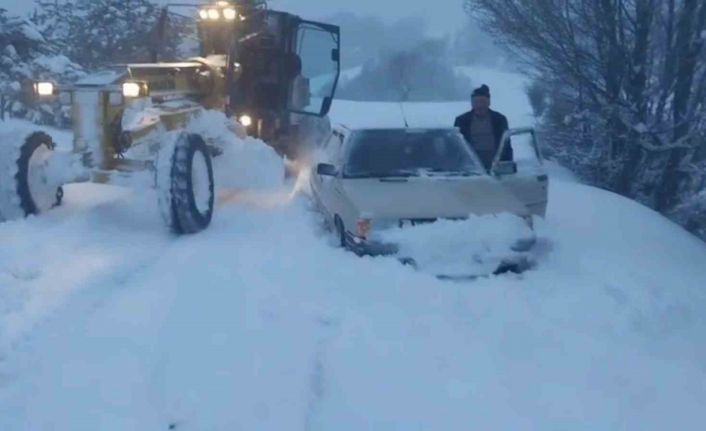 Amasya’da karlı köy yolunda mahsur kalan aileyi greyder operatörleri kurtardı