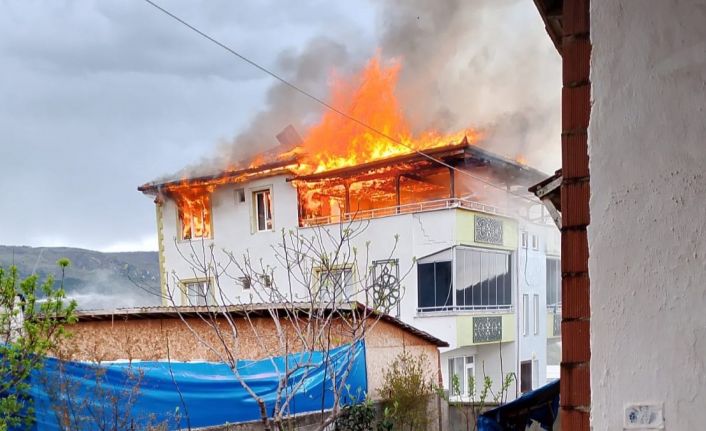 Amasya’da köyde çıkan yangında alevler güçlükle söndürüldü