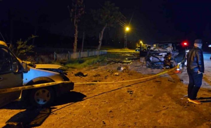 Amasya’da minibüs ile hafif ticari araç kafa kafaya çarpıştı: 7 yaralı