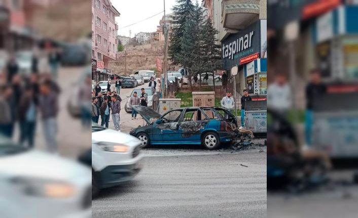 Ankara’da park halindeki otomobil yandı
