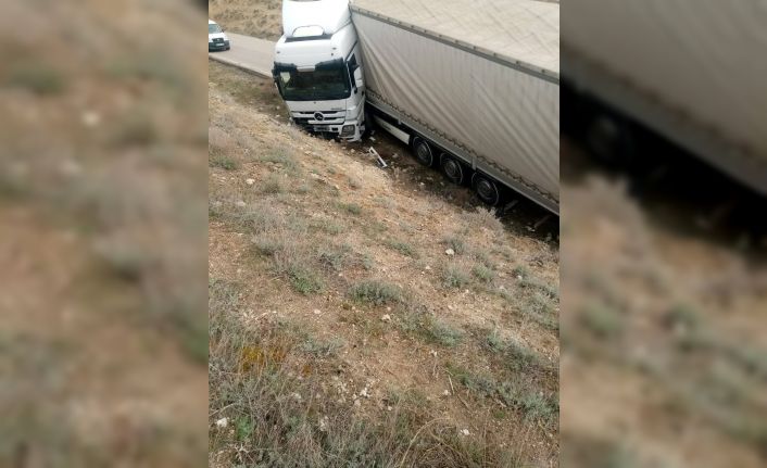 Ankara’da yağmur nedeniyle kayganlaşan yolda tır yoldan çıktı