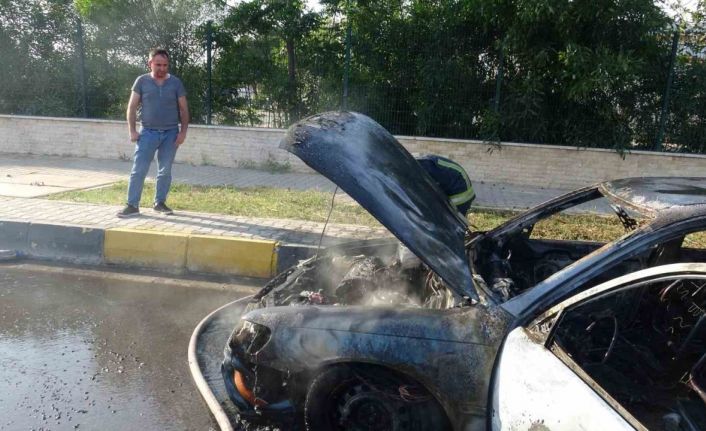 Antalya’da evine gitmek üzere yola çıkan sürücünün otomobili alev alev yandı