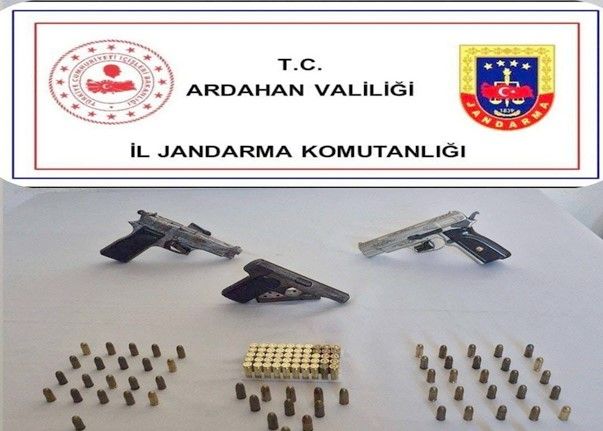 Ardahan’da 3 ruhsatsız tabanca ve 109 fişek ele geçirildi