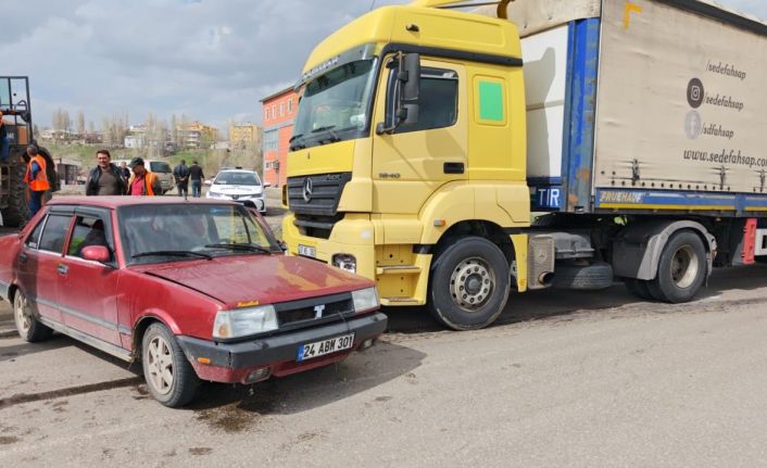 Aşkale’de tır otomobili sürükledi: 3 yaralı