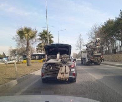 Bagaja yüklediği tahtalarla trafiği tehlikeye attı