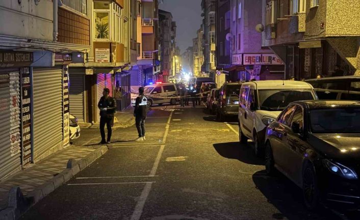 Bağcılar’da kimlik kontrolündeki şahıslar bekçilere ateş açtı: 1 bekçi ağır yaralı