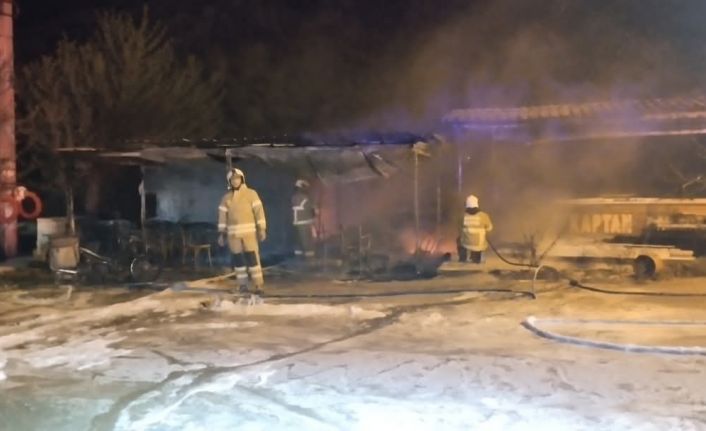 Balık evi alevlere teslim oldu