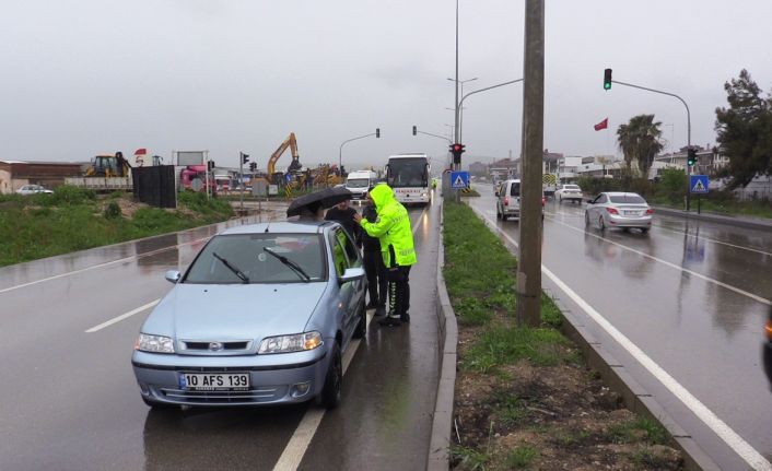 Bandırma’da yağışlı hava kazayı beraberinde getirdi, otobüs taksiye çarptı, 2 yaralı