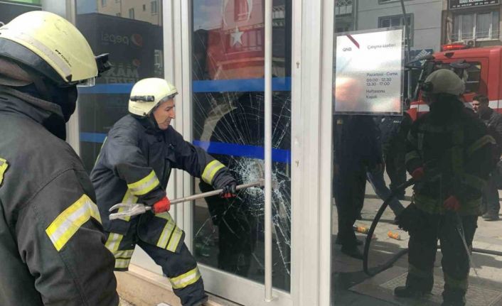 Banka şubesinde yangın paniği