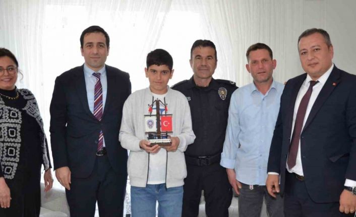 Bayrak sevdalısı kahramanı çocuğa ziyaret