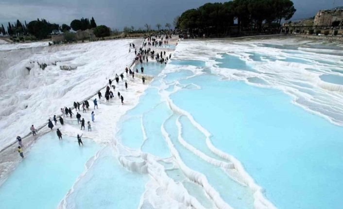 Beyaz Cennet Pamukkale’de bayram yoğunluğu devam ediyor
