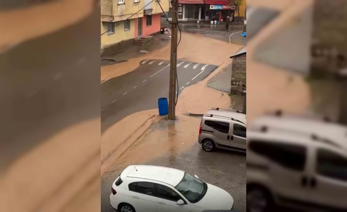 Bingöl’de sağanak sonrası caddeleri su bastı