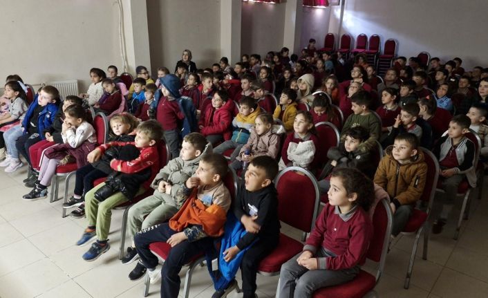 "Bir Hikaye Bin Neşe" şehrin dört bir yanındaki çocuklara mutluluk götürüyor