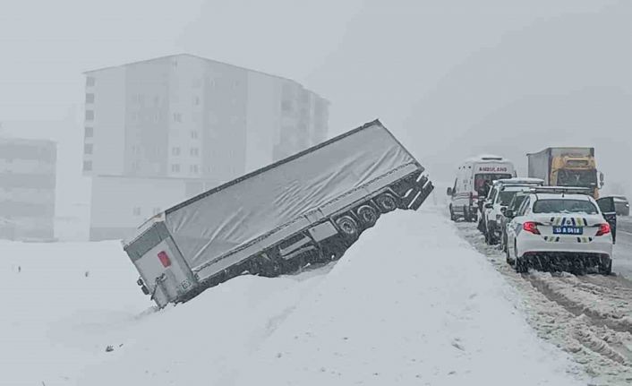 Bitlis’te kayganlaşan yolda tır şarampole yuvarlandı