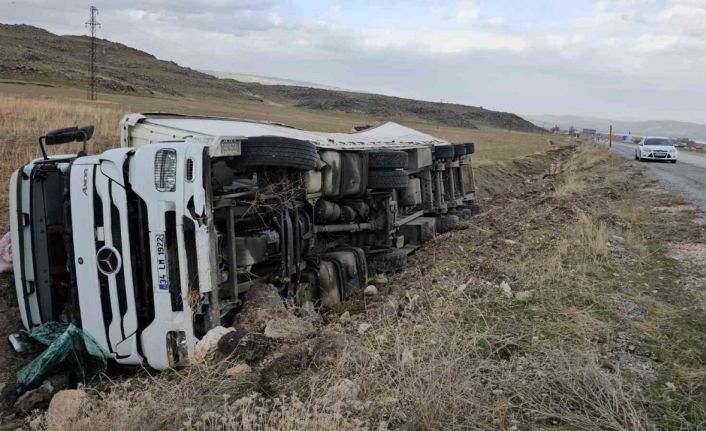 Bitlis’te meyve suyu yüklü tır şarampole devrildi