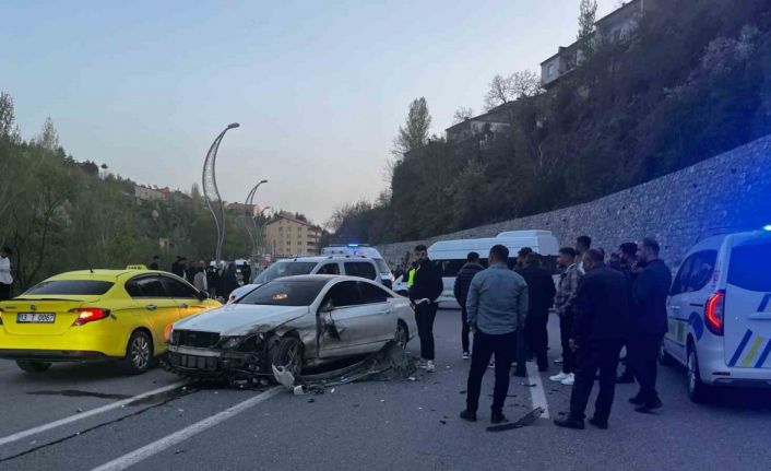 Bitlis’te otomobil ile minibüs kafa kafaya çarpıştı: 8 yaralı