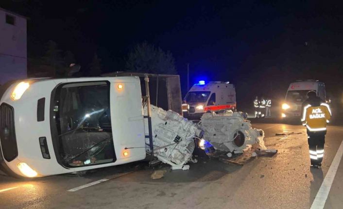 Burdur-Antalya karayolunda tekne motoru yüklü kamyonet devrildi: 2 yaralı