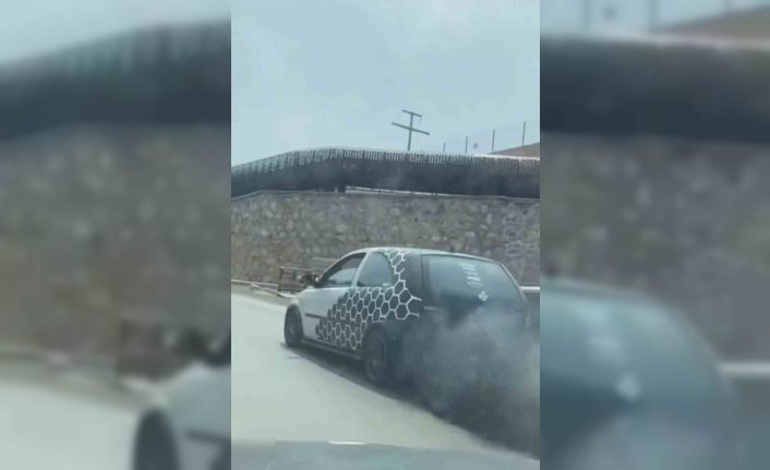 Bursa’da araçtan çıkan egzoz dumanı fabrikayı aratmadı