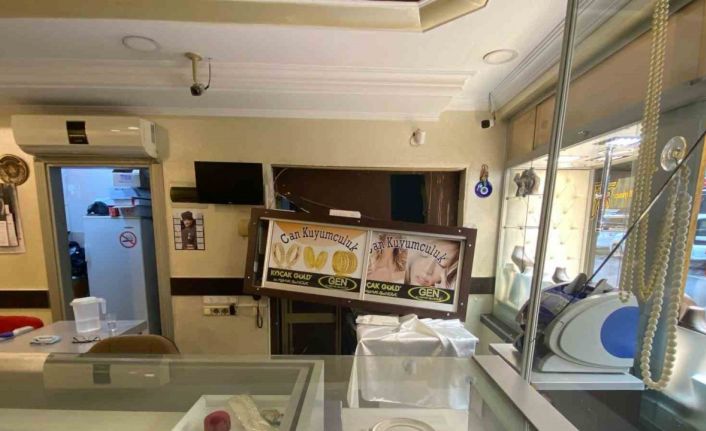 Çaldığı otomobille gelip camii duvarını kırıp kuyumcu soydu