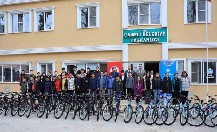 Çameli’nde camiye giden çocuklar bisikletle ödüllendirildi