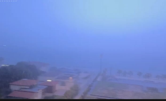 Çeşme’de şimşekler geceyi aydınlattı