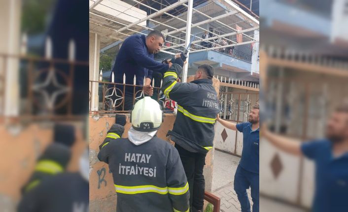 Çocuğun kolu demir korkuluğa saplandı