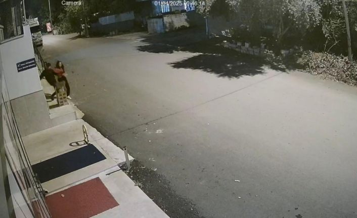 Çöp kutusunu tekmeleyip dağıttı, hiçbir şey yokmuş gibi yoluna devam etti