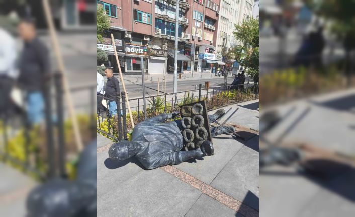 Çorlu Belediyesi tarafından yapılan simitçi heykeli, depreme dayanamayıp yıkıldı