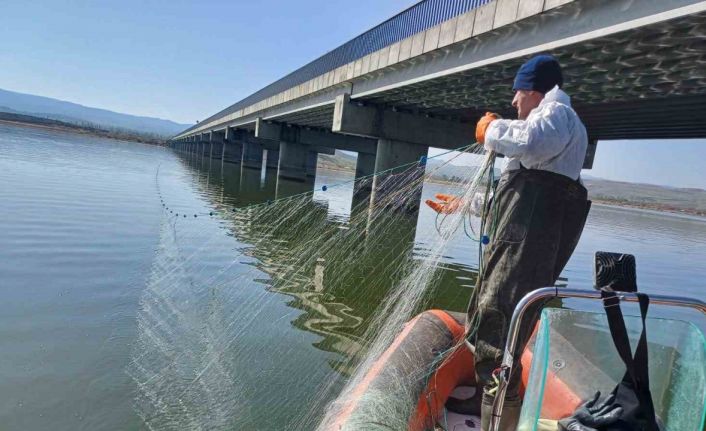 Çorum’da kaçak avcılığa geçit yok: Barajdan 2 bin 200 metre ağ çıktı