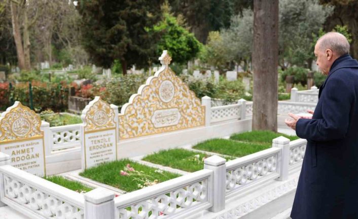 Cumhurbaşkanı Erdoğan, anne ve babasının kabirlerini ziyaret etti