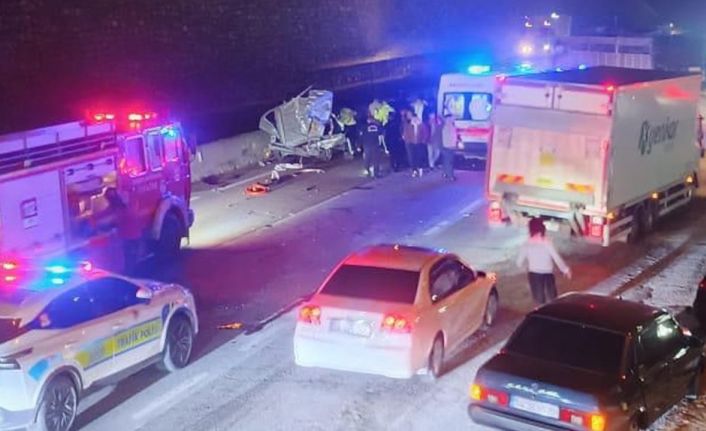 D-650’de hafif ticari araç tıra arkadan çarptı: 1 ölü, 1 ağır yaralı